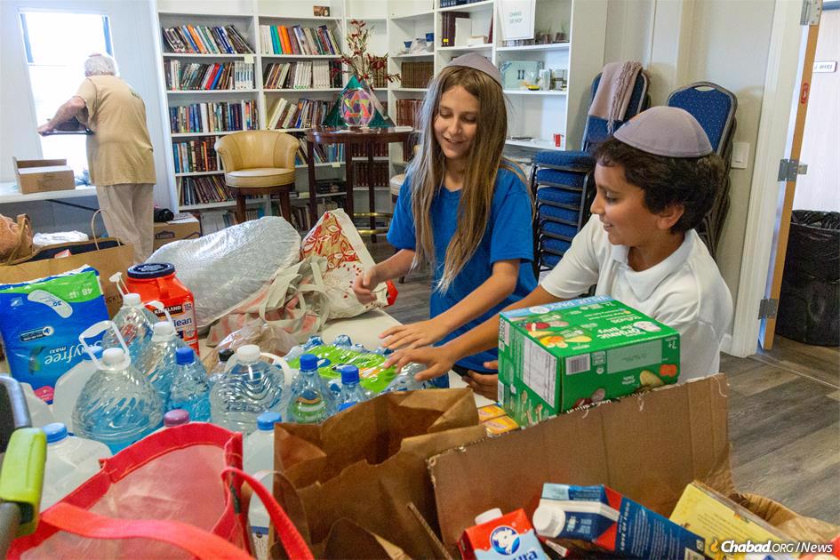  Packing supplies for delivery. (Credit: Chabad.org/Tzemach Weg)