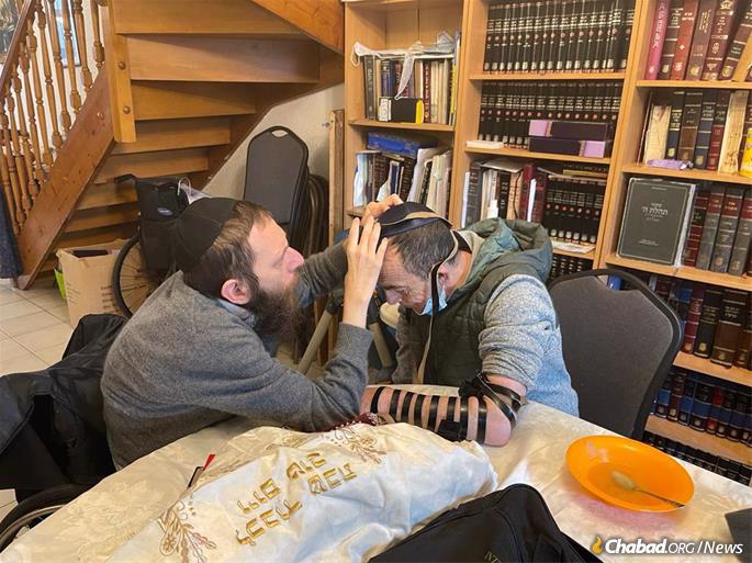 Few things gave the rabbi more joy than to help another Jew to do a mitzvah; he would take buses, trains and any other wheelchair-accessible route to individuals and families he had discovered over the years.
