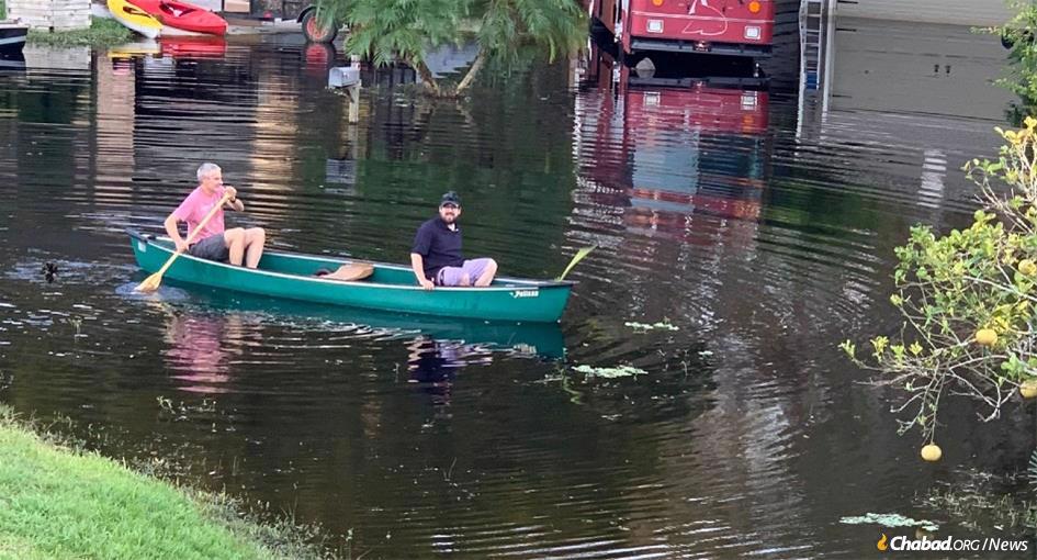 With lulav and etrog secured on the canoe&#39;s bow, Rabbi Yanky Majesky brings some mitzvahs and joy to a senior couple still homebound by Hurricane Ian.