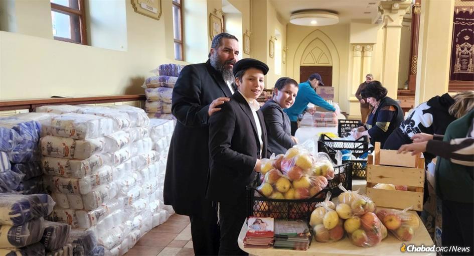 As winter apporaches, Chabad of Kharkov is distributing blankets, heaters and other essential supplies to residents. Here, Rabbi Moshe Moskovitz and volunteers prepare food packages, which are distriuted daily from the Choral Synagogue.