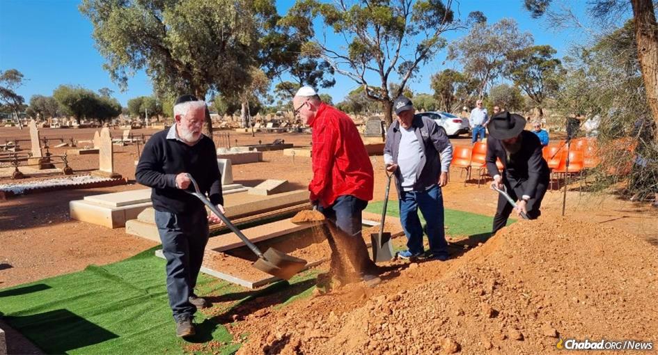 Dr. Avron Moffson is laid to rest by members of Perth, Australia’s Jewish community, who traveled 14 hours for another Jew. From left, placing earth over the fresh grave: Dennis Davidoff, Marc Roth, David Ninio and Rabbi Shalom White.