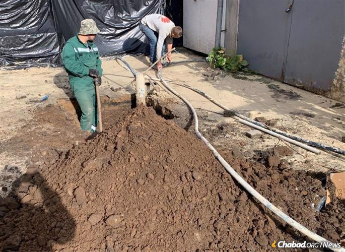 After Nikolaev’s water supply was destroyed, JRNU stepped in to dig a well