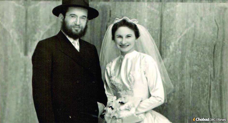 Rabbi Sholom Ber and Winnie Gourarie at their wedding (photo: N’shei Chabad Newsletter).