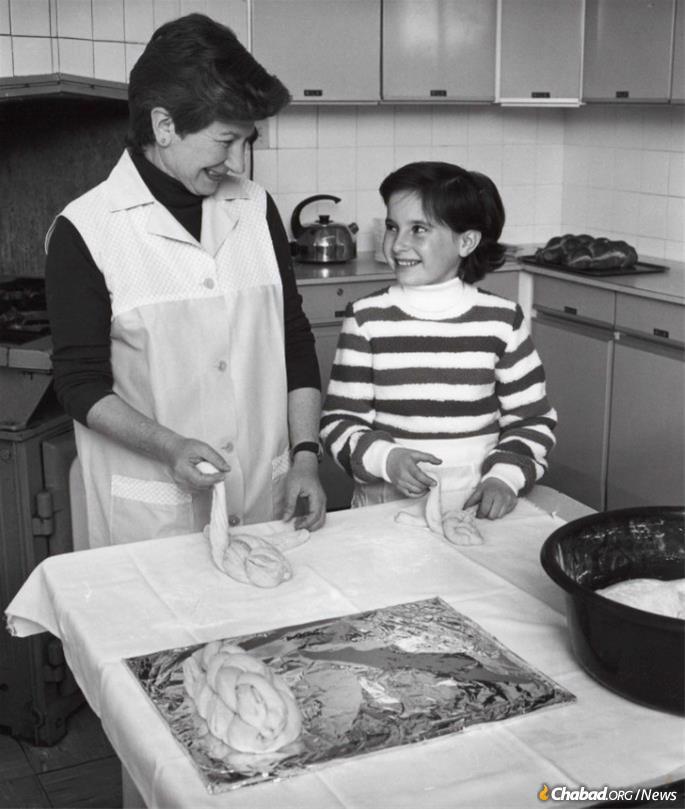 Making challah with her daughter (photo: N’shei Chabad Newsletter).