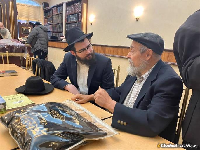 Yerachmiel Glazer, a Zambian Jew who had extensive correspondence with the Rebbe about the Jewish community there, speaks with Hertzel at the Kinus Hashluchim.