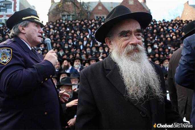  Scholl addresses the rabbis in 2017 with Rabbi Abraham Shemtov. (Credit: Shimi Kutner/Kinus.com)
