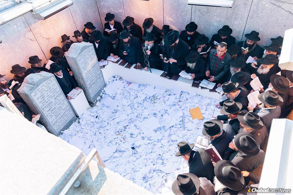 Thousands of rabbis and guests from around the world gathered in Queens, N.Y., at the Ohel, the resting place of the Rebbe. (Credit: Shmuli Grossbaum/Chabad.org)