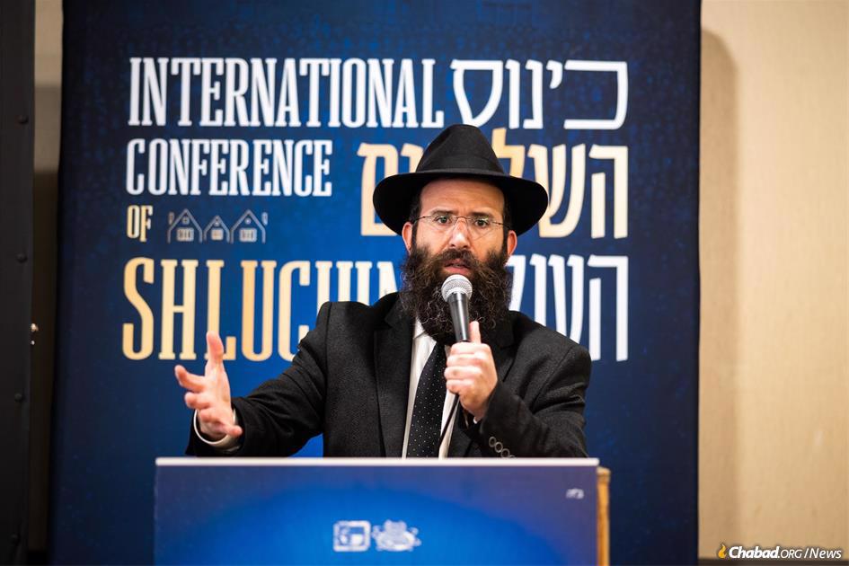 A rabbi speaks at an opening session for the 39th Annual International Conference of Chabad-Lubavitch Emissaries this week in New York. It is the largest annual Jewish gathering in the world. (Photo: Sholom Burkis/Kinus.com)
