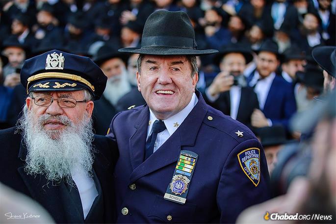  Chief Scholl and Rabbi Lazaroff in 2018. (Credit: Shimi Kutner/Kinus.com)