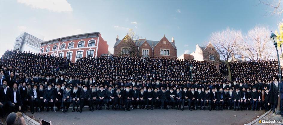 Thousands of rabbis attending the 39th annual International Conference of Chabad-Lubavitch Emissaries (Kinus Hashluchim) pose for their annual group photo, Nov. 20, 2022. (Photo: Shmulie Grossbaum/Chabad.org)
