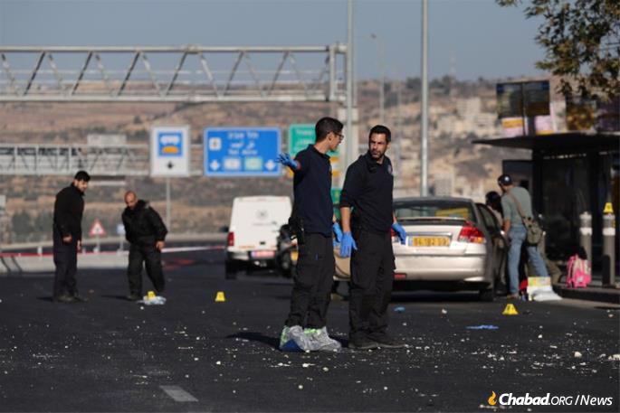 Crime scene investigators at the scene of a second attack in one of Jerusalem&#39;s northern neighborhoods.(Credit:Yonatan Sindel/Flash90)