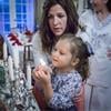 L’allumage des bougies de Chabbat et des jours de fête par les jeunes filles et les petites filles