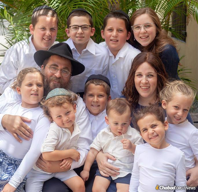 Rabbi Asher e Henya Federman cercados por alguns dos seus filhos.
