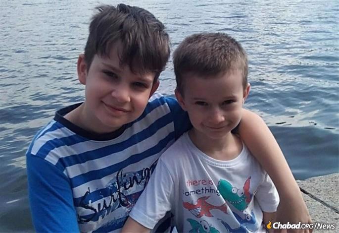 Aleksey e Mikhail, dois filhos mais novos de Elena Bessonova