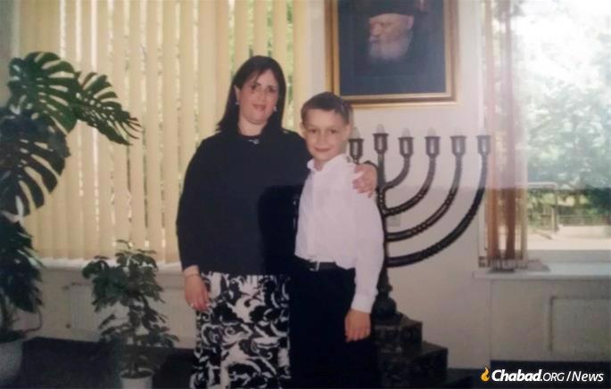 Sergei, que era aluno da escola Chabad, com shlucha Dina Gotlieb