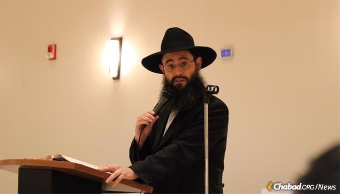 Chabad Rabbi Peretz Shapiro concluded the Talmud and then immediately opened the new study cycle.