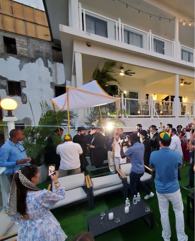 עשרות מבקרים ומקומיים התכנסו לחגוג את המרכז החדש של בית חב&quot;ד ג&#39;מייקה, הכולל את המקווה היחיד באי.