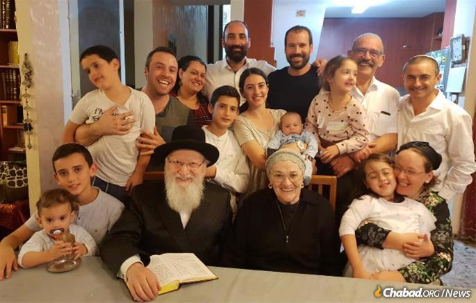 Cantor Wilhelm and Judy Silber surrounded by some of their Israeli children and grandchildren.