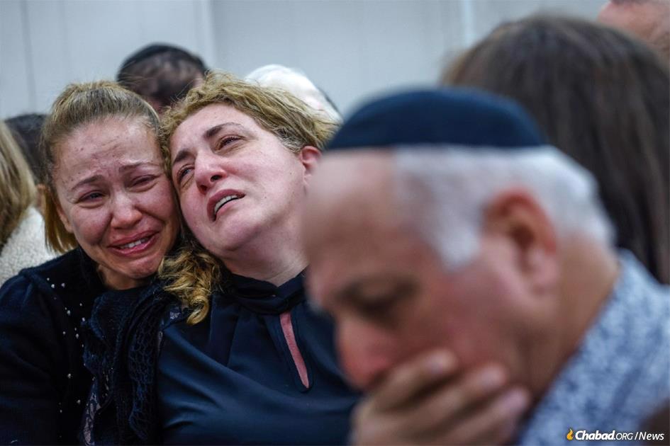 Fam&#237;lia e amigos no funeral de Raphael Ben Eliyahu, v&#237;tima de um ataque terrorista no bairro de Neve Yaakov, em Jerusal&#233;m.
Foto por Olivier Fitoussi/Flash90