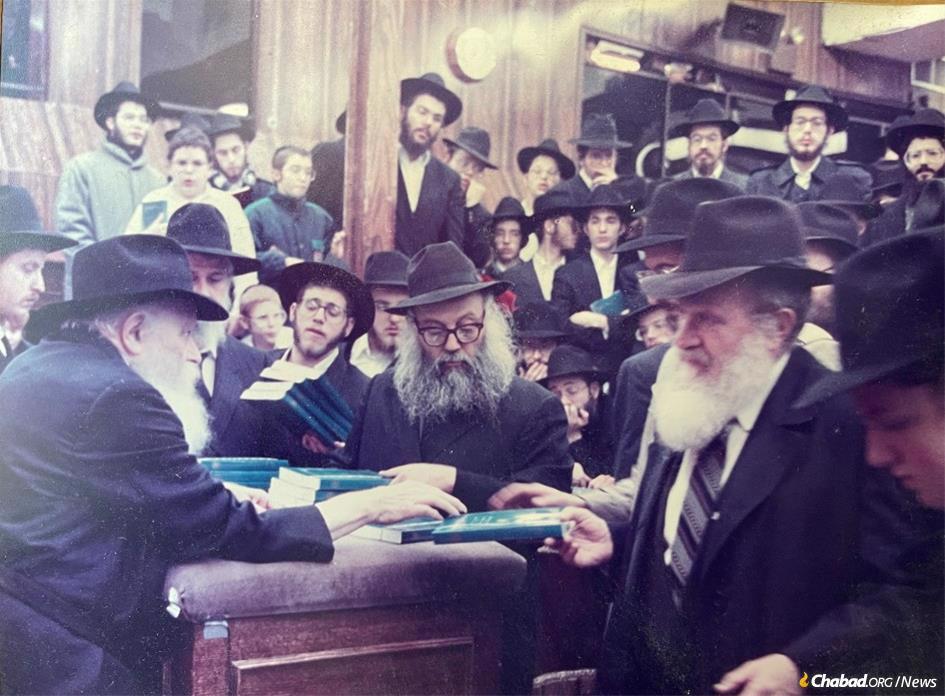 Rabbi Yisroel Gordon receives a Tanya from the Rebbe. - Photo courtesy the Gordon family
