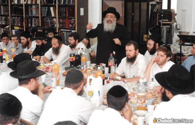 Rabbi Elituv leading a farbrengen in Oz Meir, which he founded in memory of his brother.