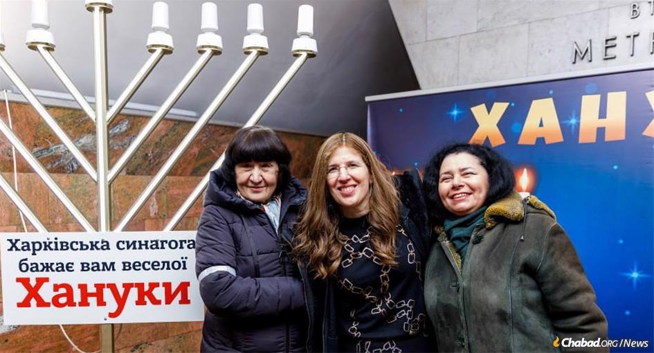 Miriam Moscovitz with members of the Kharkov Jewish community. From the outset of the war she has worked tirelessly on behalf of the community, whether at home or as refugees in Europe and Israel.