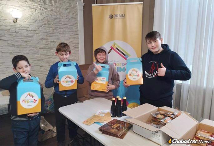 Jewish Relief Network Ukraine (JRNU) has provided beautiful Purim kits that are being distributed to tens of thousands of Jews across the country.