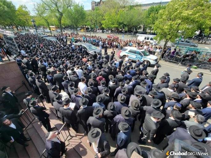 Thousands gathered at Rabbi Akiva Wagner's funeral procession in front of Chabad-Lubavitch World Headquarters in Brooklyn