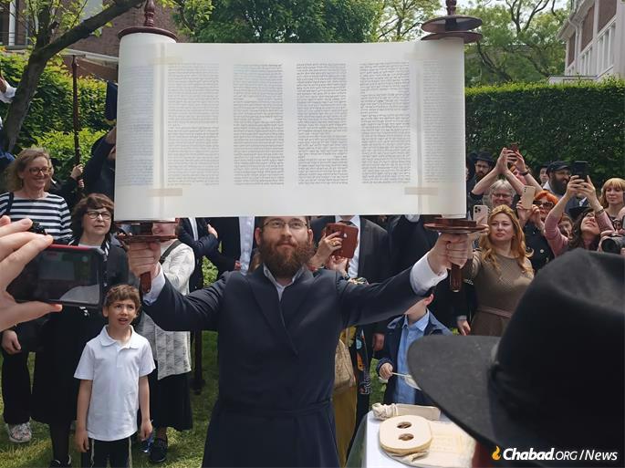 Residents and vistors celebrate the new Torah scroll.