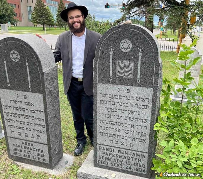 Orenstein at the resting place of his great-great-grandfather, Rabbi Benjamin Papermaster.
