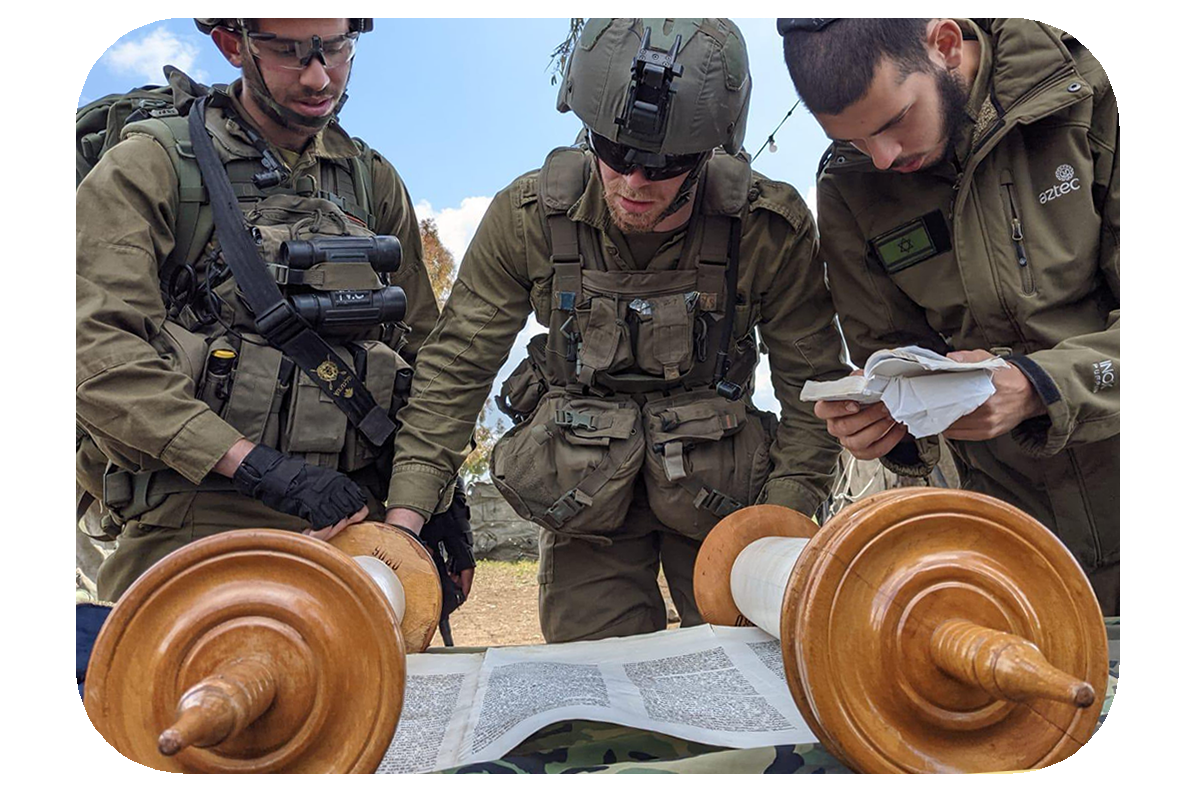 IDF soldiers reading from the Torah