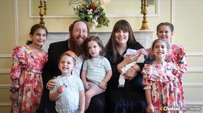 Rabbi Peretz and Mushka Kazen and family