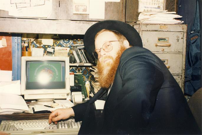 Rabbi YY Kazen spent nights and days tending to his flock of &quot;web surfers.&quot;