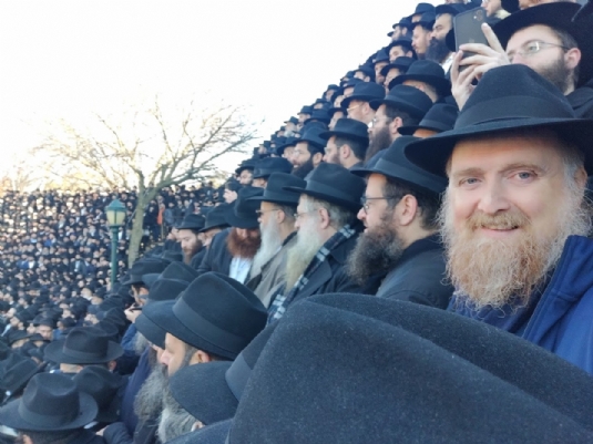 Rabbi at Kinus 1.jpg
