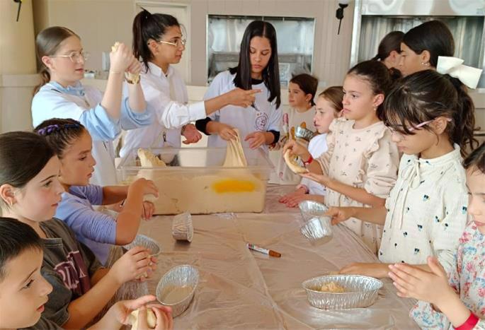 Kids have fun learning about Shabbat at a challah bake.