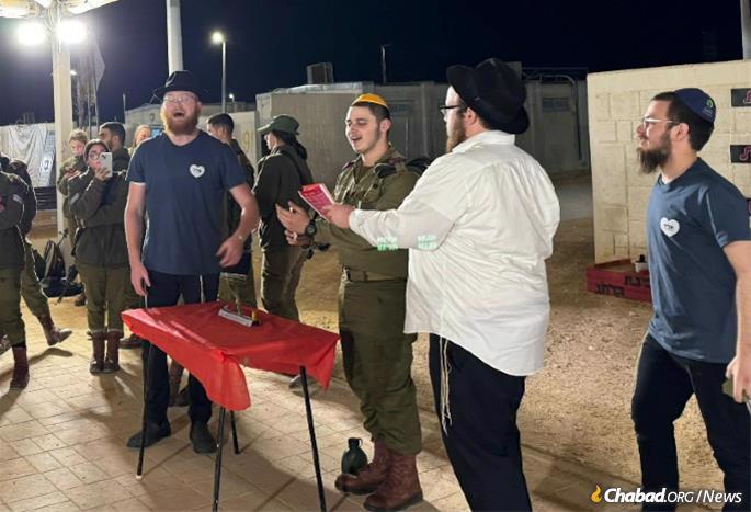 Volunteers are visiting every army base in Israel. - Photo: Chabad of Eilat