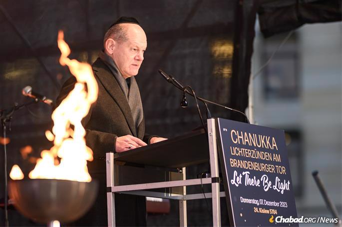 Chancellor Olaf Sholz of Germany spoke of antisemitism, past and present, at the menorah-lighting event at the Brandenburg Gate in Berlin. - Photo: Chabad of Berllin