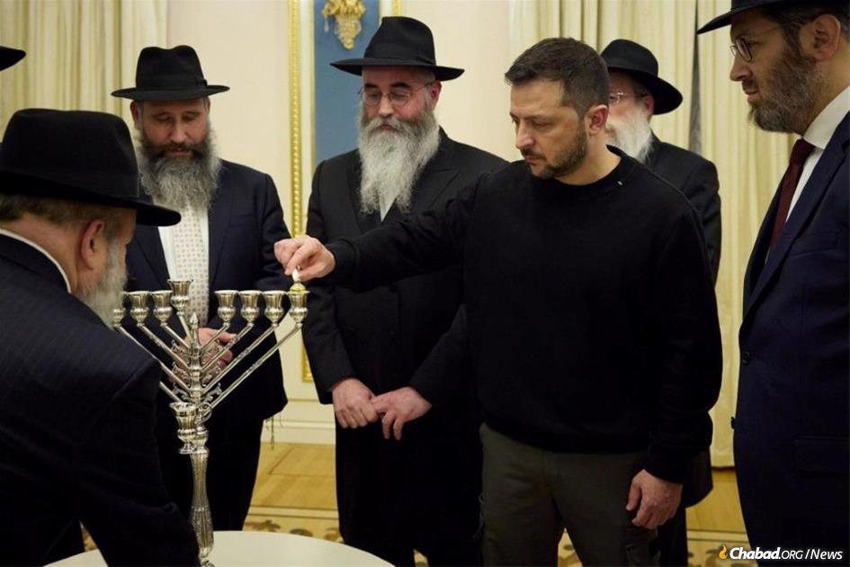 President Volodymyr Zelensky of Ukraine, who is Jewish, lights the menorah in the presidential palace in Kyiv on the first night of Chanukah. - Photo: FJCU