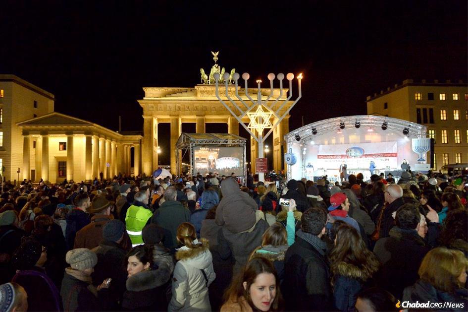 Chabad-Lubavitch in Berlin has been erecting the public menorah at the iconic Brandenburg Gate—it is Europe’s largest menorah—since 2003, this year marking two-decades since it first went up. - File photo: Chabad-Lubavitch of Berlin
