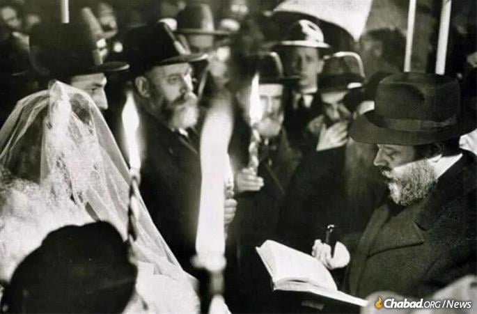The Rebbe officiated at the wedding of Rabbi Dovid and Bat-Sheva Schochet.