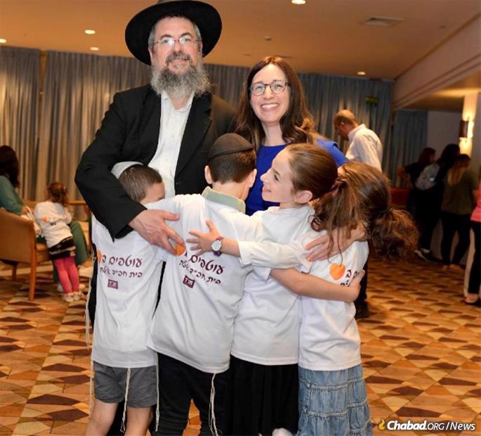 Rabbi Mendi and Chani Klein with their children