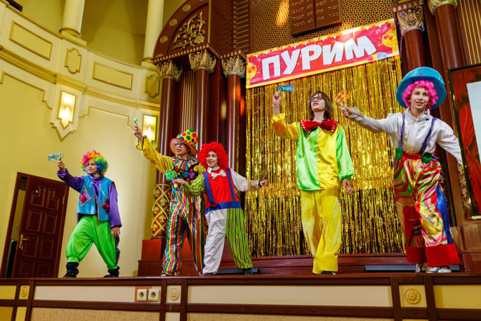 Children and even some adults dressed in costumes and were treated to myriad performances including dancers and jugglers. - Photo: Chabad of Kharkov