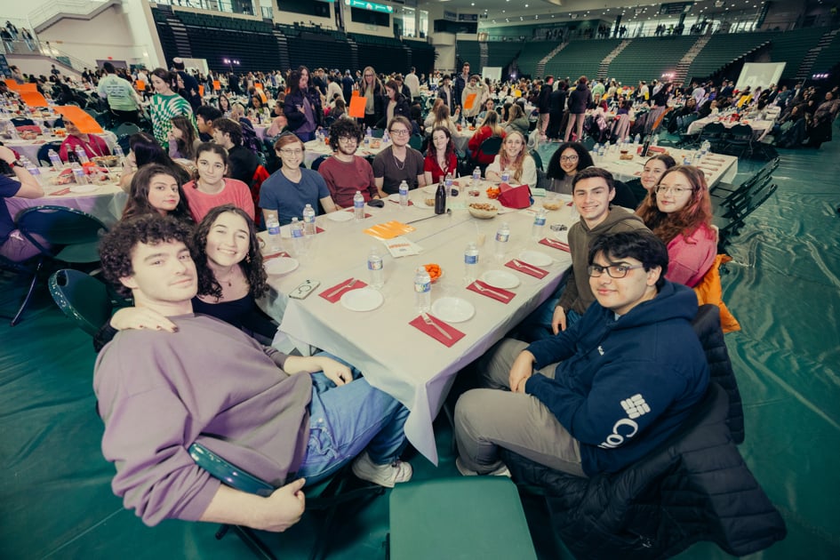 Un total de 2.200 estudiantes asistieron a la cena de Shabat, la reunión más grande jamás realizada. - Foto: S. Grossbaum / Jabad de Binghamton