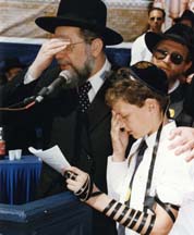 Le grand rabbin d’Israël, Rav Israël Meir Lau, dit le Chema avec les garçons Bar Mitsva