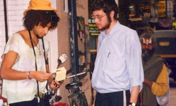 Un étudiant ‘Habad aide un touriste à mettre les Téfiline dans les rues de Katmandou