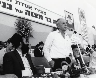 Yitzhak Rabin, representing the IDF, addresses the grand occasion. 
Photo: Zvi Friedman
