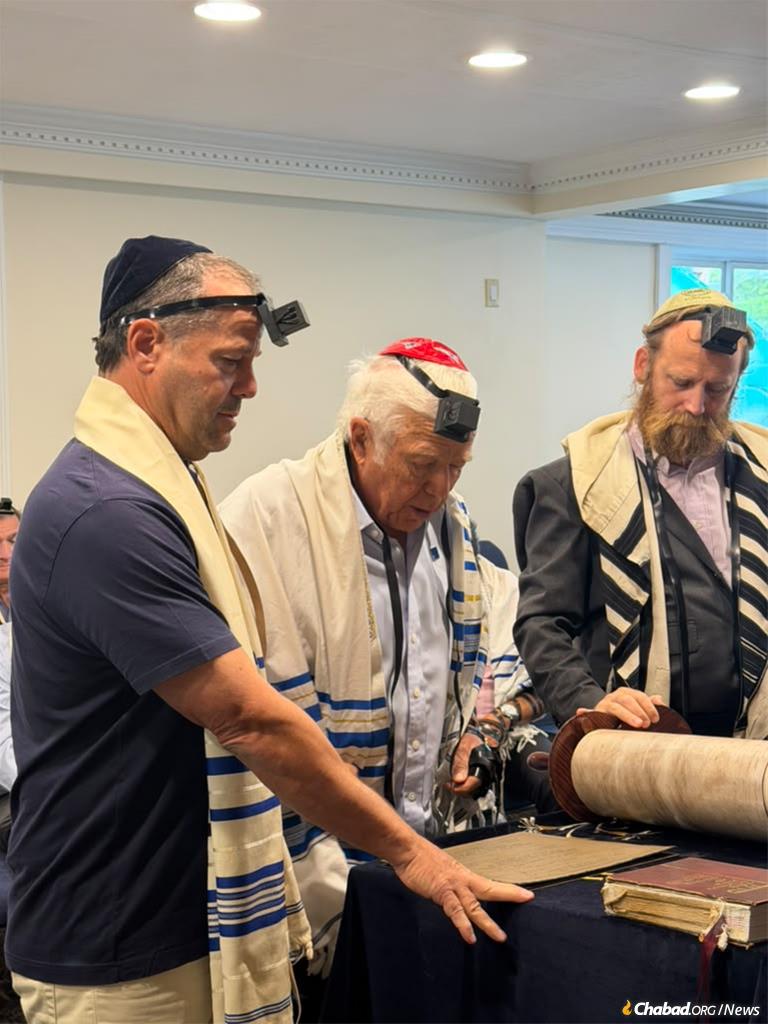 Robert Kraft is called up to the Torah at Chabad of Chestnut Hill.