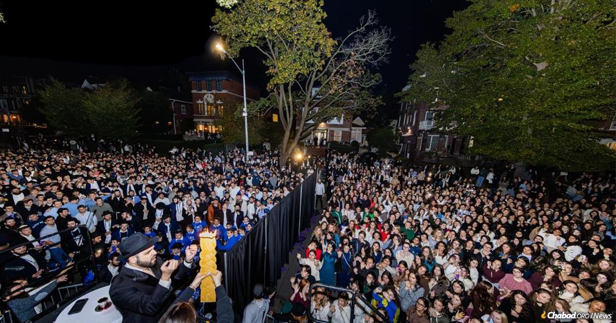 2,000 Jewish College Students Dance in Brooklyn's Streets - Chabad on ...