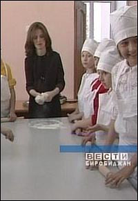 Esther Sheiner co-director of Chabad-Lubavitch of Birobidjan teaches about the Shabbat Challah on the TV program ‘Yiddeshkeit’.