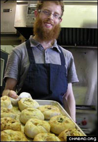 Yudi Weinbaum shows off a fresh batch of knishes. The ethnically Jewish foodstuff was until recently missing from most Hawaiians’ palates.